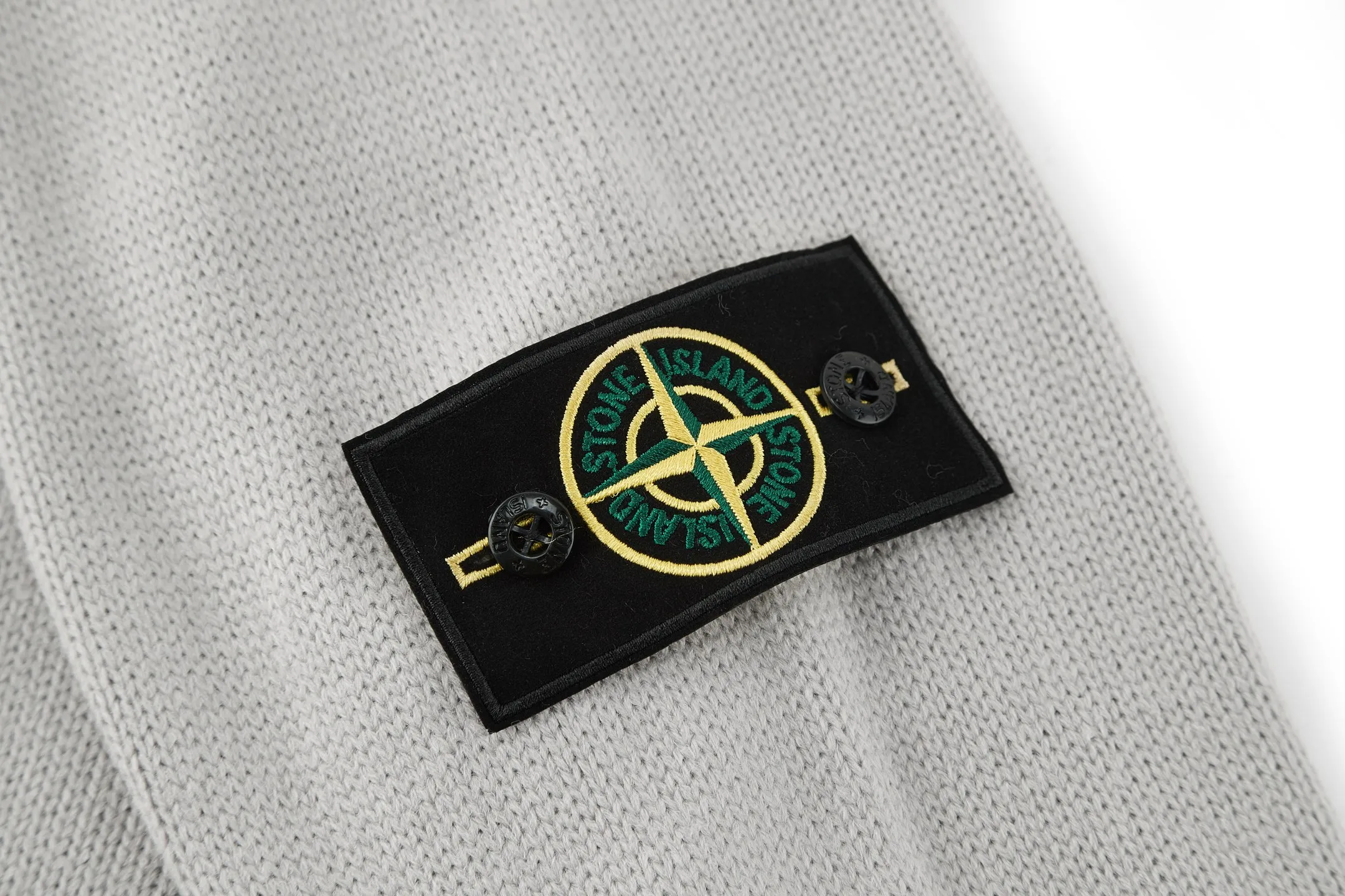 P400 Stone Island compass crew neck sweater (grey). The original version was purchased and developed for 3,690 yuan. The fabric is made of 30% wool, 50% cotton, and 20% spandex. The arm embroidery logo is made of double-layer soft leather, with embroidery logo technology on the surface and embellishment with the brand logo. Comes with laser engraved metal buttons. Garment washing-fixing color-fixing pattern-removing wool impurities. This style is woven with a 7-needle imported machine, with knitted threads on the neck and hem, and embroidered logos on the arms to present the brand vision. Size:S-M-L-XL